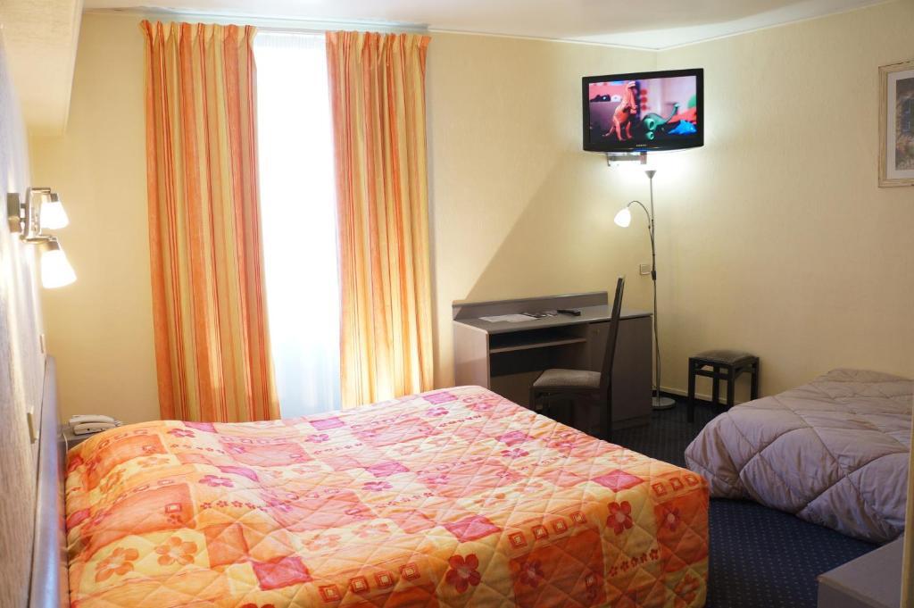 Hotel A La Grace De Dieu บรี-กงต์-โรแบร์ ภายนอก รูปภาพ